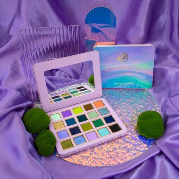 Cosmic Brushes "Serenity" eyeshadow palette - Picture 10 of 12